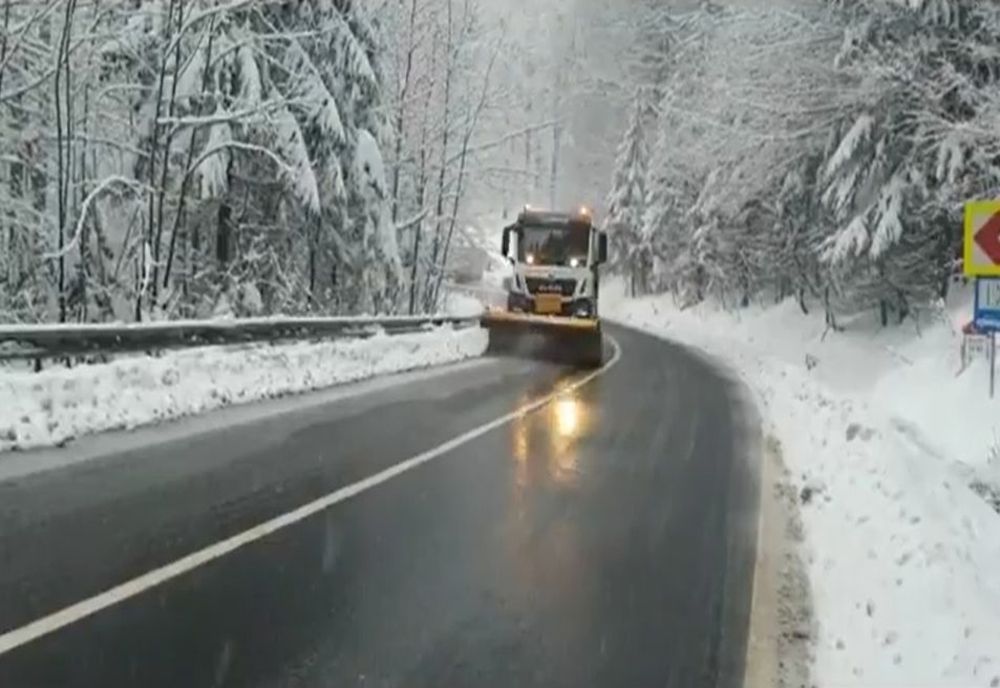 Primele ninsori în zonele montane din Moldova: utilaje pe șosele și atenționare pentru șoferi