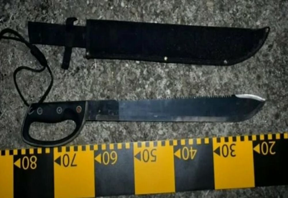 Bătaie cu săbii şi cuţite, într-o cofetărie din Târgu-Jiu. Mascații au intervenit în forță: doi bărbați, duși de urgență la spital