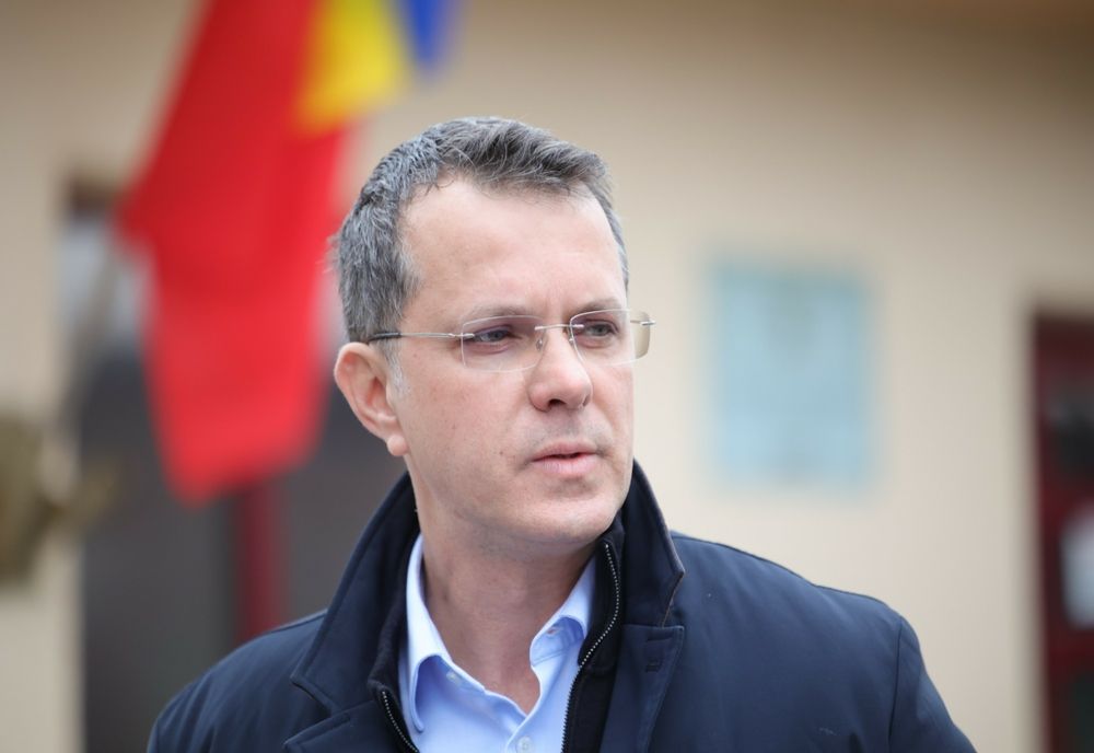 MINISTRUL TROTINETIST AL APĂRĂRII SE DĂ MARE ÎN FAȚA NATO