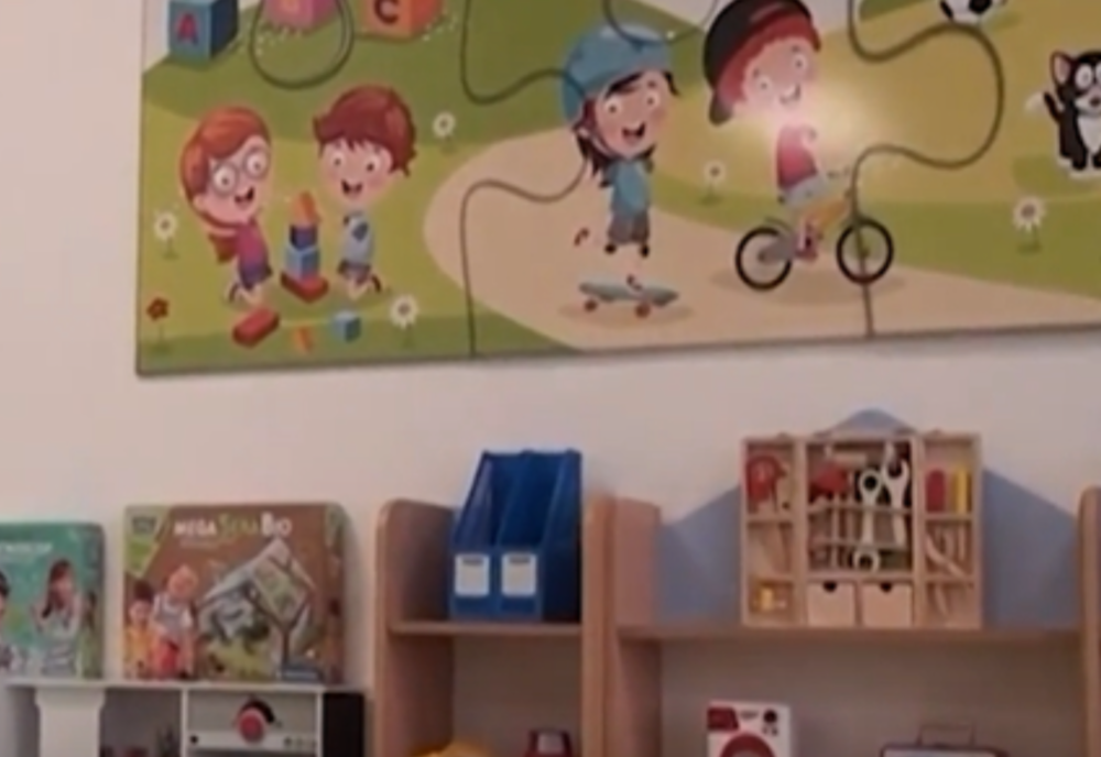 PESTE 50 DE COPII, ÎNGHESUIȚI ÎNTR-O GRĂDINIȚĂ IMPROVIZATĂ DIN TÂRGU-JIU. PĂRINȚII, REVOLTAȚI DE CONDIȚIILE PRECARE