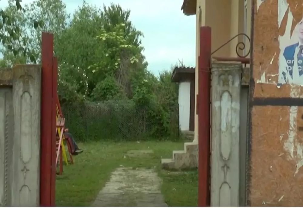 Școlile dintr-o localitate din județul Gorj, lăsate în paragină! Copiii parcurg zeci de kilometri pentru a ajunge la cursuri