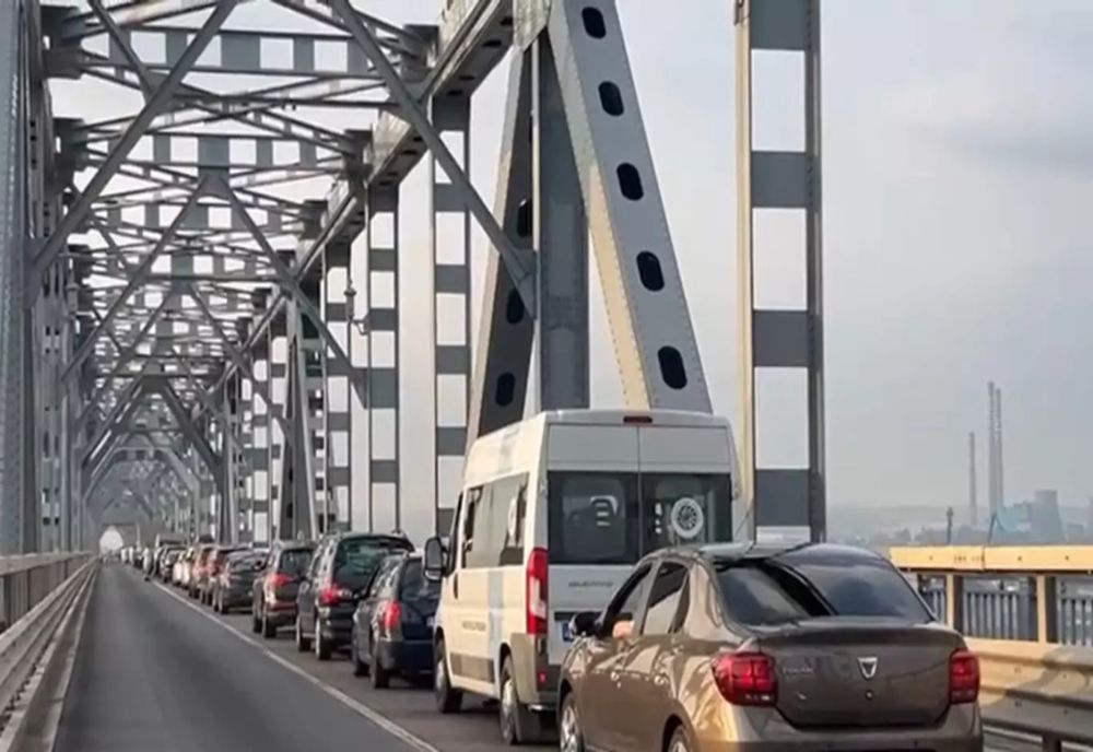 TRAFIC AGLOMERAT LA PODUL PRIETENIEI GIURGIU - RUSE. POLIȚIA RECOMANDĂ RUTE ALTERVATIVE 