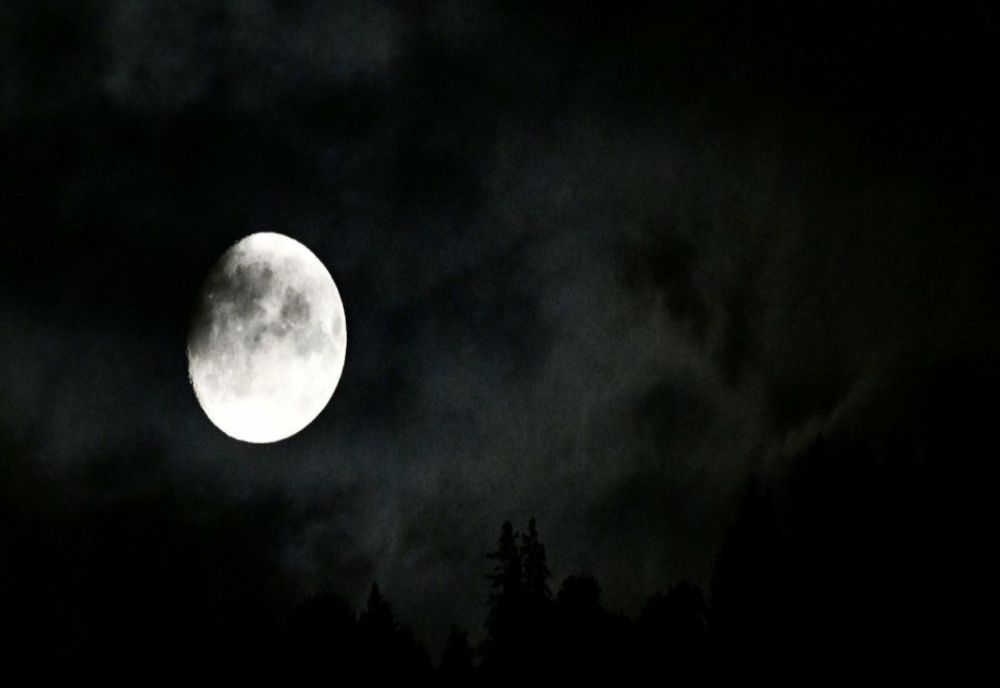 SUPERLUNA ALBASTRĂ VA RĂSĂRI LUNI