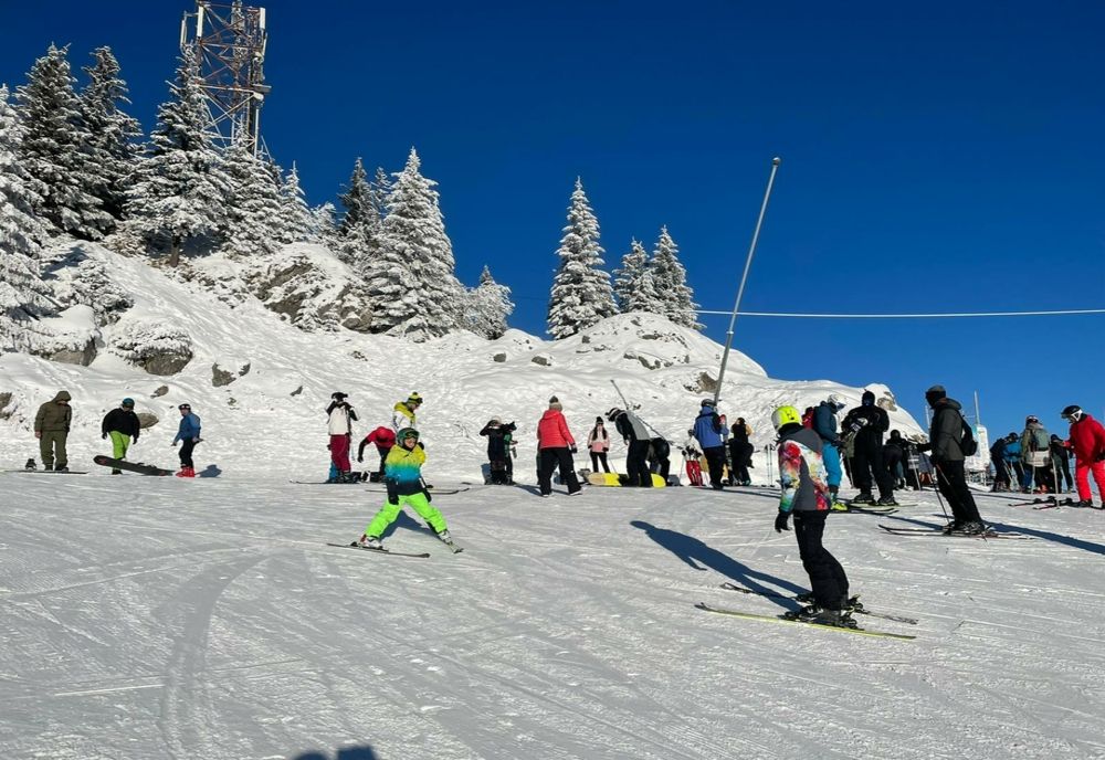 O NOUĂ ZI PERFECTĂ PENTRU PRACTICAREA SPORTURILOR DE IARNĂ ÎN POIANA BRAȘOV