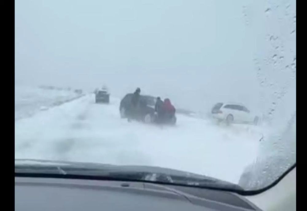 Ninsoarea și viscolul fac prăpăd pe drumuri VIDEO