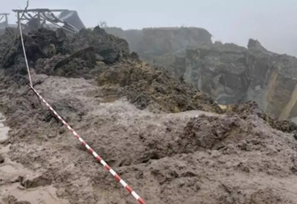 Alunecare de teren la mina Rovinari după ploile abundente: fluxul de transport al cărbunelui, afectat