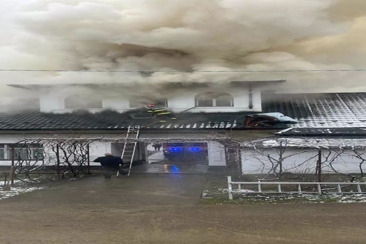 Incendiu la o mânăstire din Gorj. Pompierii intervin pentru stingerea flăcărilor