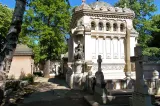 Petrecere cu lăutari într-un cimitir din Gorj! Filmările cu dedicații și manele i-au surprins pe internauți