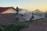 A pus foc unui cuib de viespi, iar flăcările i-au cuprins casa. Localnicii se mobilizează pentru familie