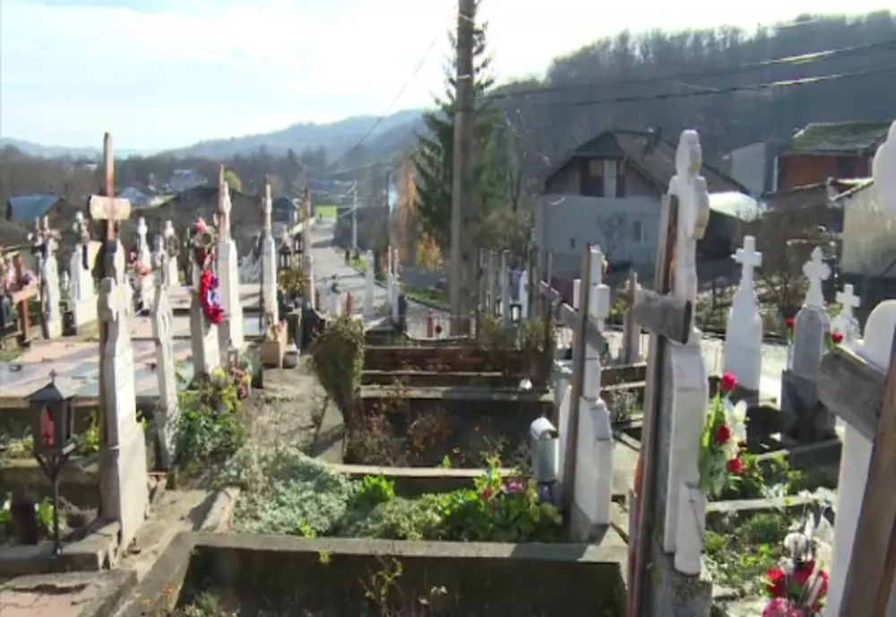 Mormântul unui tânăr de 18 ani a fost profanat pentru 50 de lei