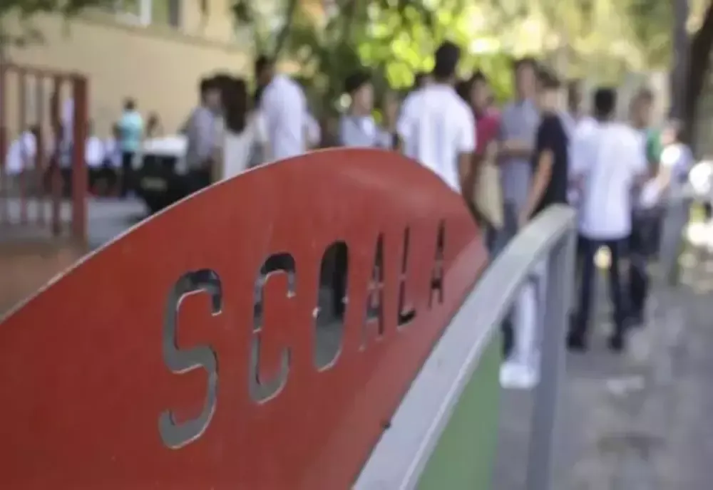 Doze de bere expuse spre vânzare în curtea școlii
