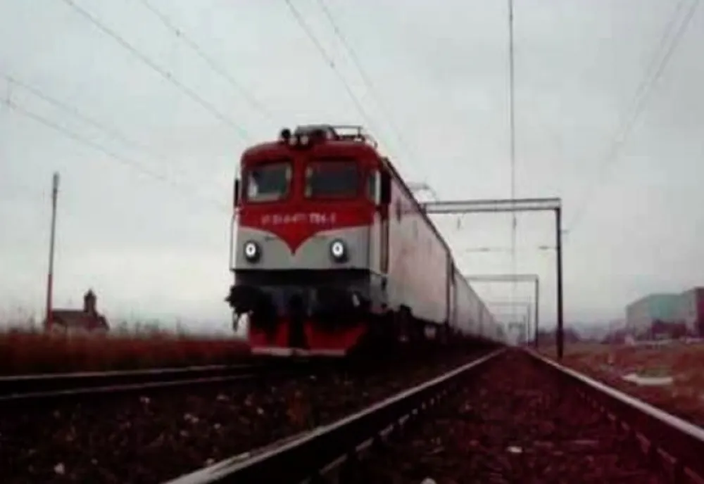 Tren de călători blocat în câmp