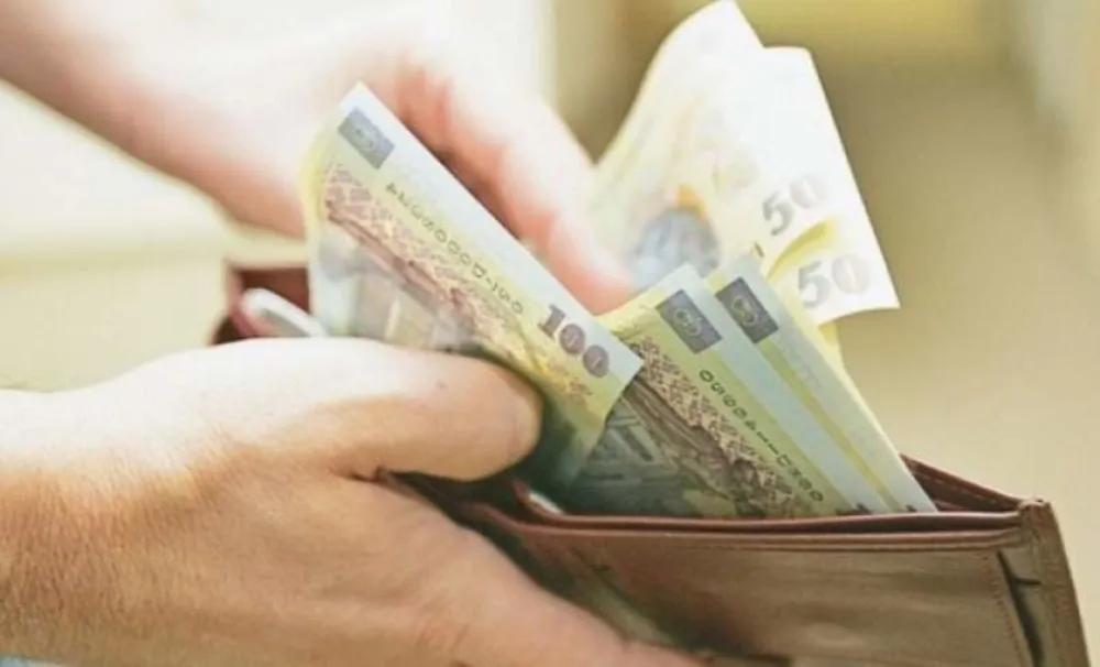 Cu cât vor crește salariile profesorilor, poliţiştilor şi cadrelor medicale de la 1 ianuarie