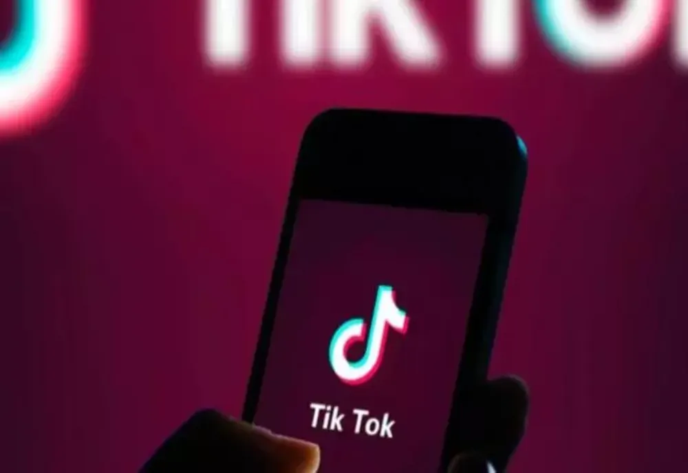 DOUĂ ADOLESCENTE CARE AU RĂSPUNS UNEI PROVOCĂRI DE PE TIKTOK, LA SPITAL CU ENTORSE