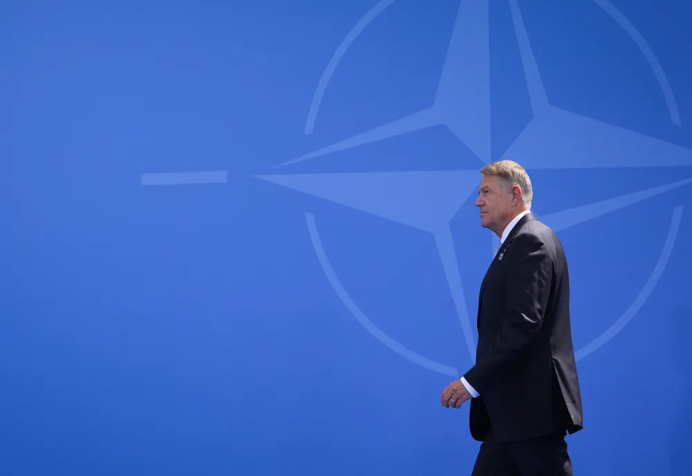 Crește presiunea asupra lui Iohannis pentru a se retrage din cursa pentru șefia NATO