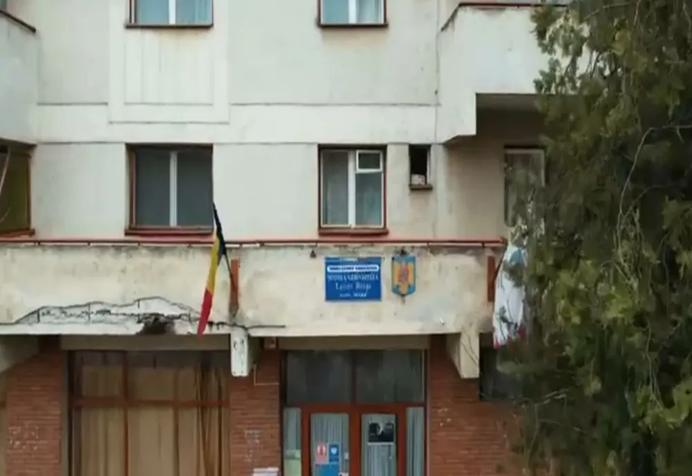 Școală din România, improvizată într-un bloc de locuințe. Pentru a merge la baie, elevii coboară de la etajul 4 la parter