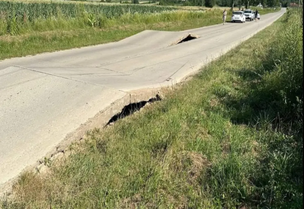 Momente de groază pe un drum din Gorj. O femeie rănită și mașini avariate din cauza plăcilor de beton desprinse