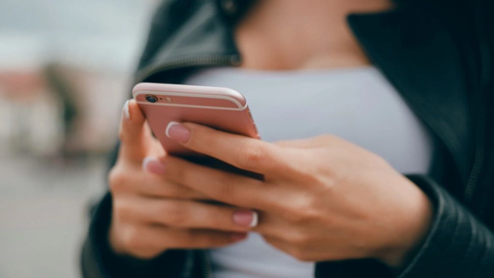 Noua metodă prin care escrocii încearcă să fure banii românilor. Ce le spun la telefon ca să îi convingă