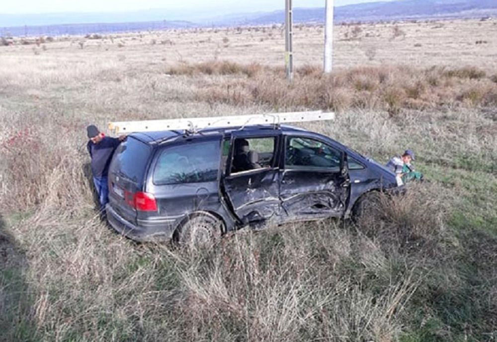 Accident la Câmpu Mare. O mașină a ajuns pe câmp