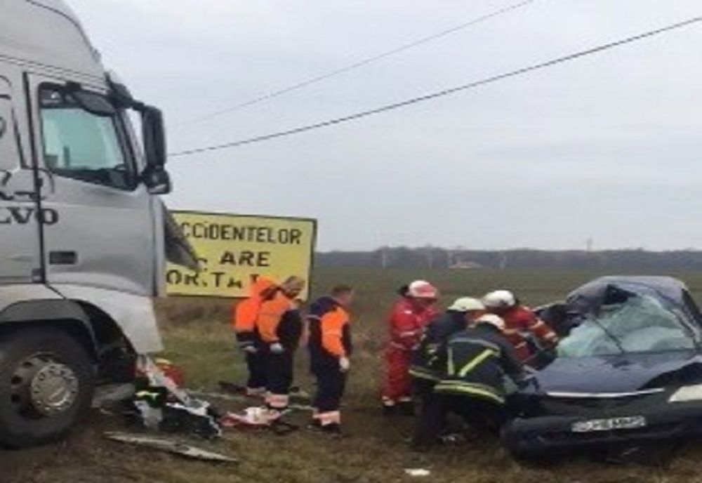 Doi soți din Craiova au murit după ce au intrat cu mașina într-un TIR condus de un gorjean