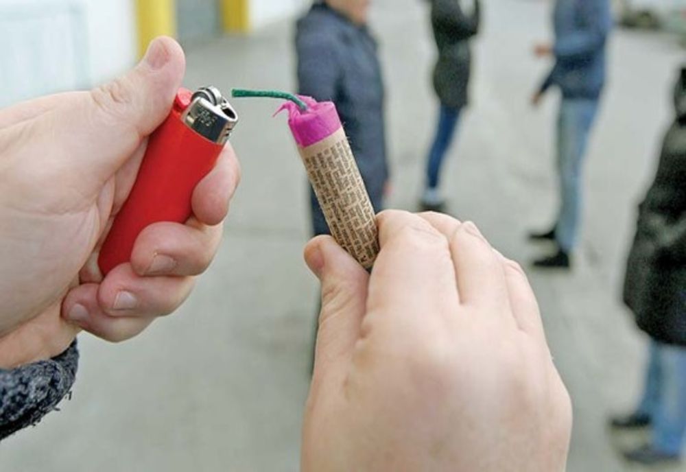 Un băiat de 15 ani, prins de polițiștii gorjeni în timp ce încerca să vândă 700 de petarde