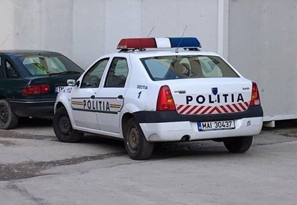 A dat cu piatra într-o mașină a poliției din Rovinari