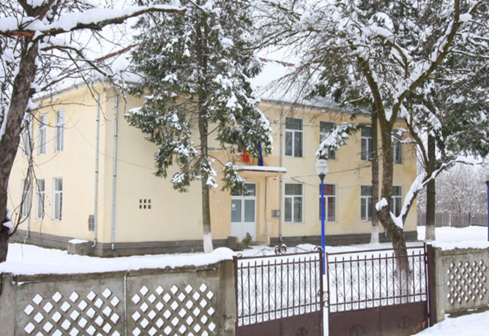 O școală din Gorj are mari probleme: Nu are cine să taie lemnele