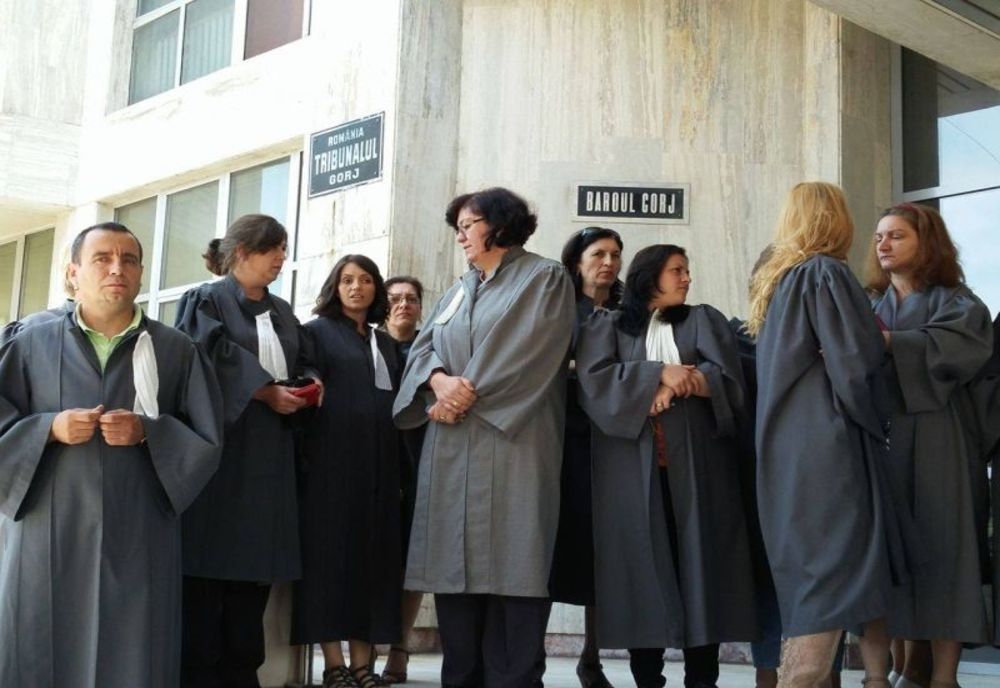 Grefierii gorjeni amenință cu sistarea activității. Nu vor să piardă pensiile speciale!