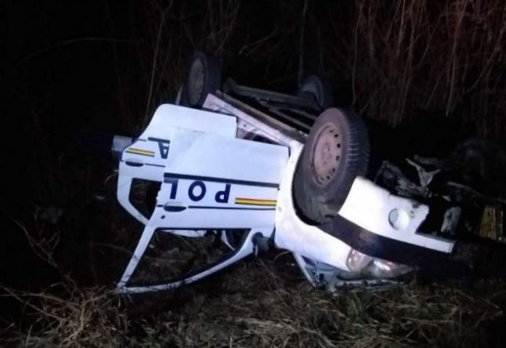 Doi polițiști din Gorj s-au răsturnat cu mașina