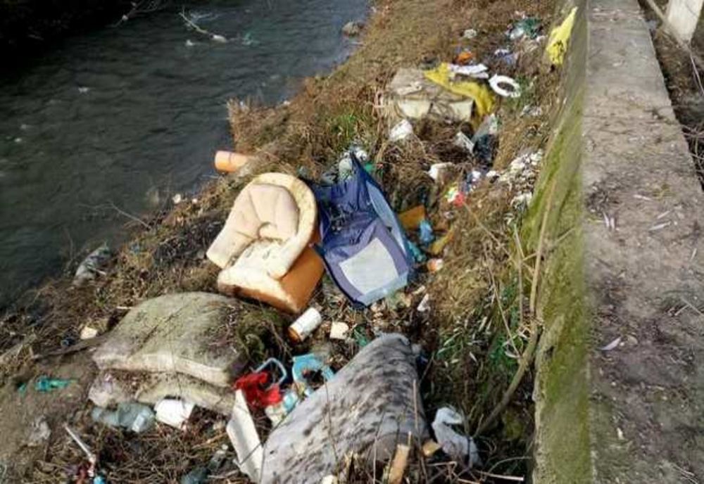 Au strâns 5.000 de saci de gunoaie din râul Motru