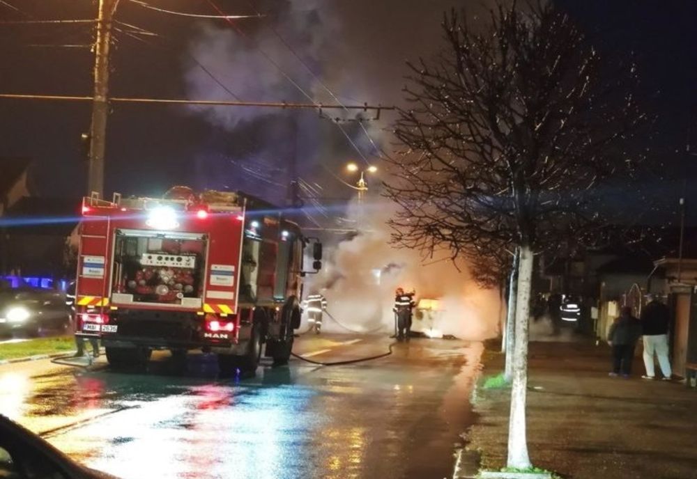 Mașină mistuită de flăcări pe o stradă din Târgu Jiu
