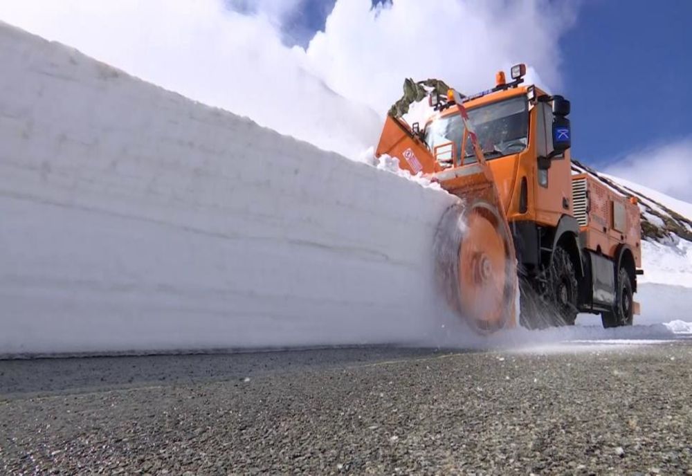 A început deszăpezirea pe Transalpina. Când va fi deschis cel mai înalt drum din România