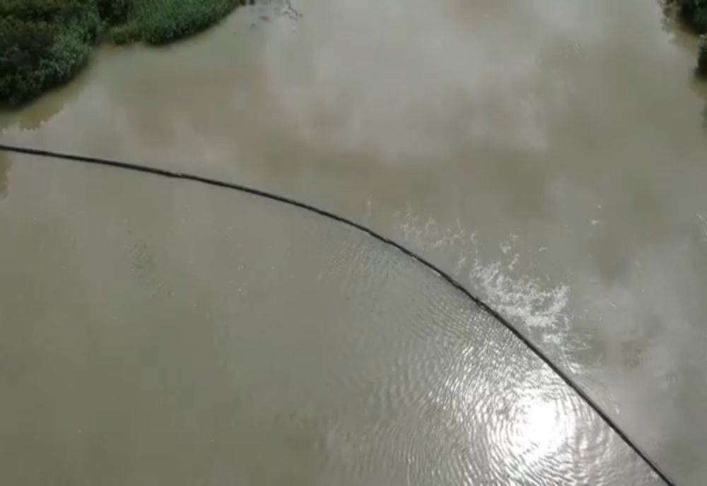 Barieră plutitoare pe Jiu, pentru strângerea gunoaielor