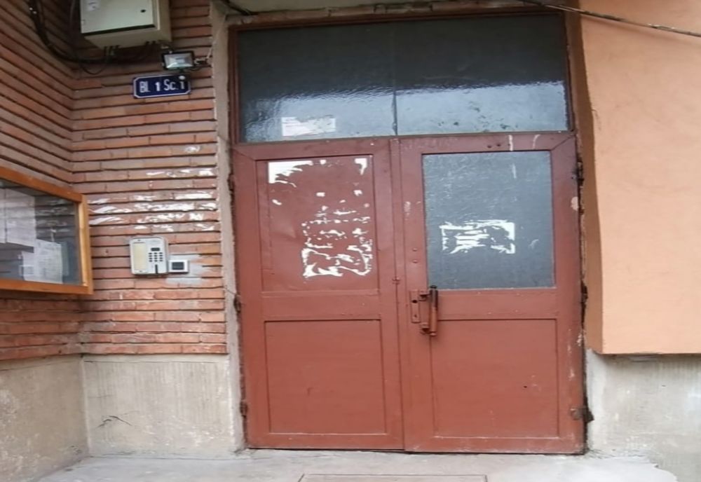 Asociaţiile care au în componenţă blocuri cu două căi de acces, obligate să ţină ambele uşi disponibile