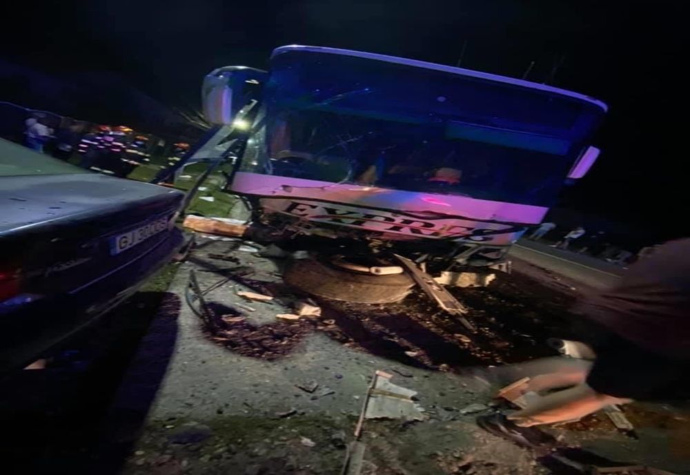Gorj: Trei persoane rănite într-un accident rutier în care a fost implicat şi un autobuz