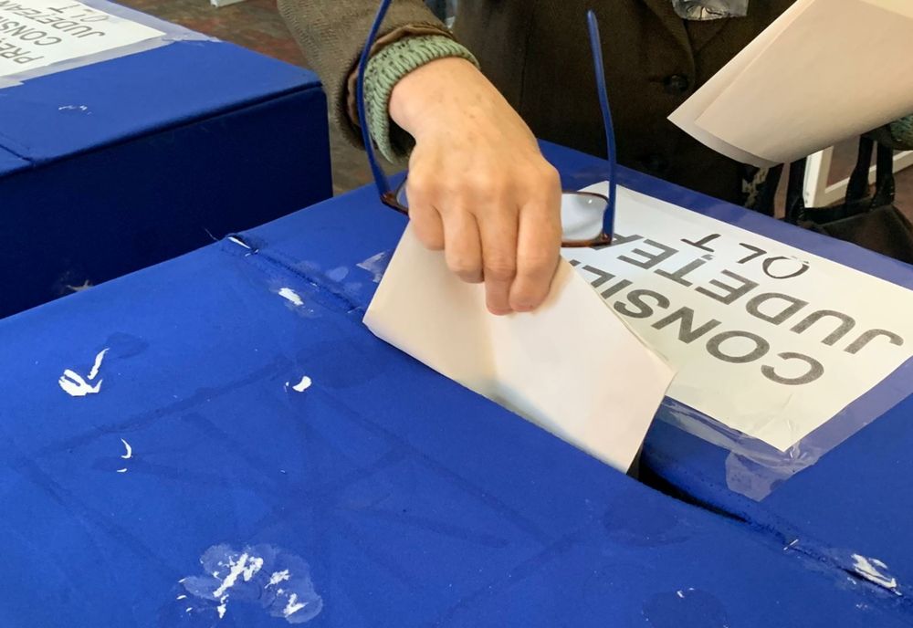 Anchetă în Gorj după ce mai multe persoane au băgat în urne câte două buletine de vot