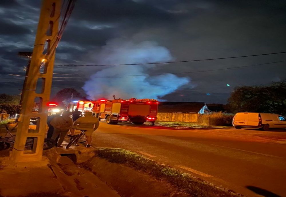 Un centru de panificatie a fost cuprins de flacari noaptea trecuta