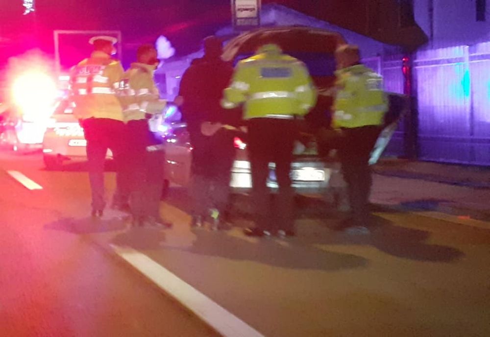 Şofer din Gorj, la volanul unui autoturism cu numere false, încătuşat de poliţişti