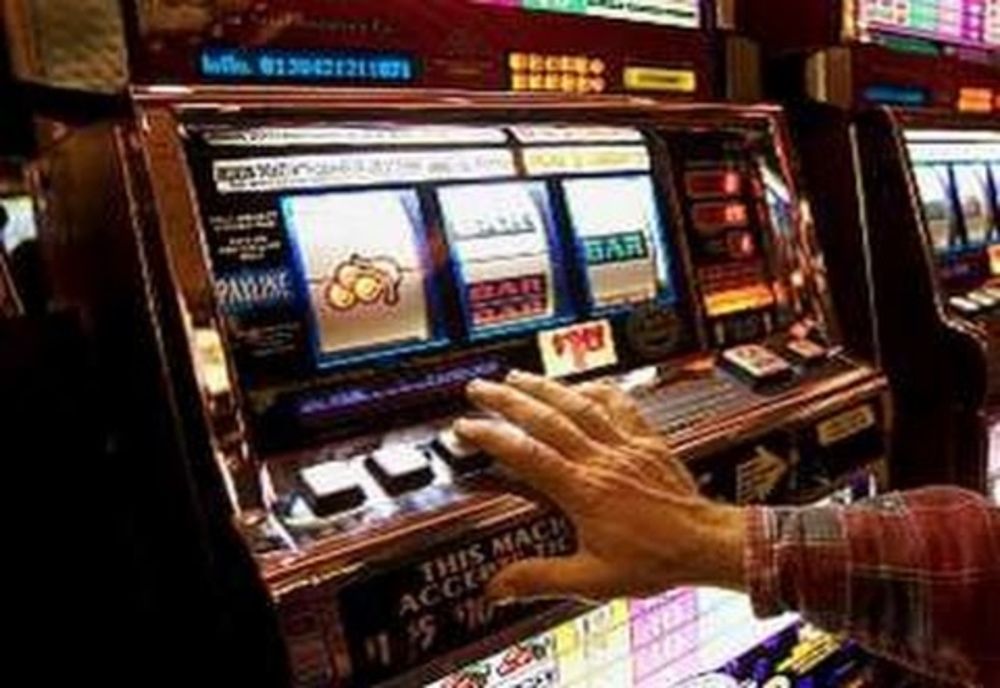 Gorj: Reţinut de poliţişti după ce a vandalizat, cu un cuţit, o sală de jocuri