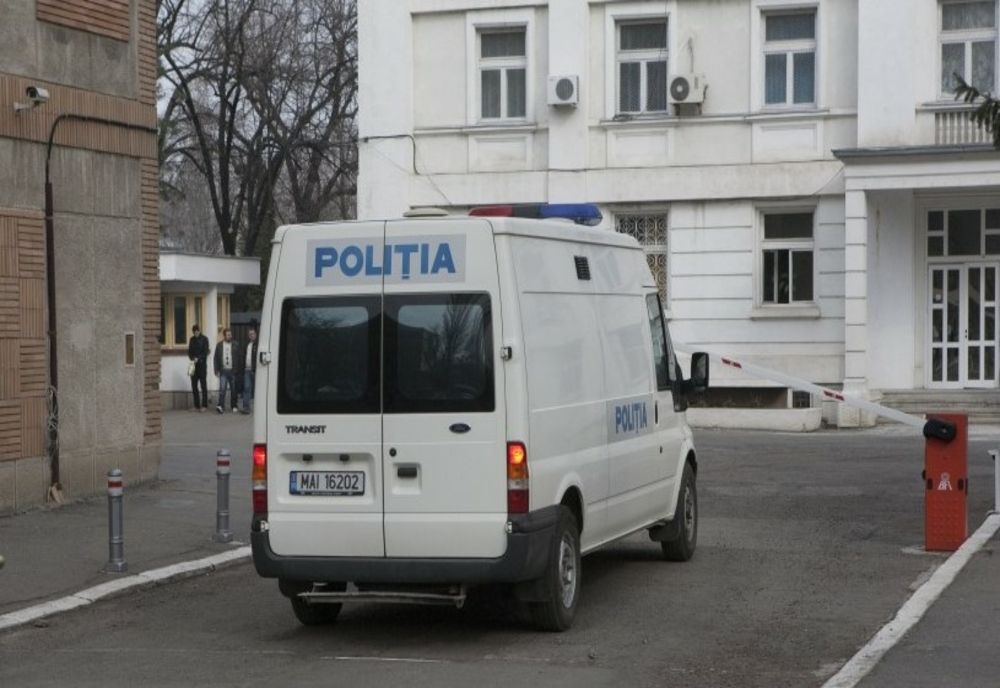 Gorj: Reţinut după ce a incendiat maşina unui vecin şi a vrut să-i dea foc şi la casă