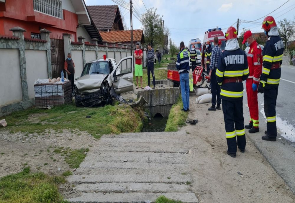 VIDEO. Un bărbat din Gorj, la spital după ce a intrat cu maşina într-un cap de pod
