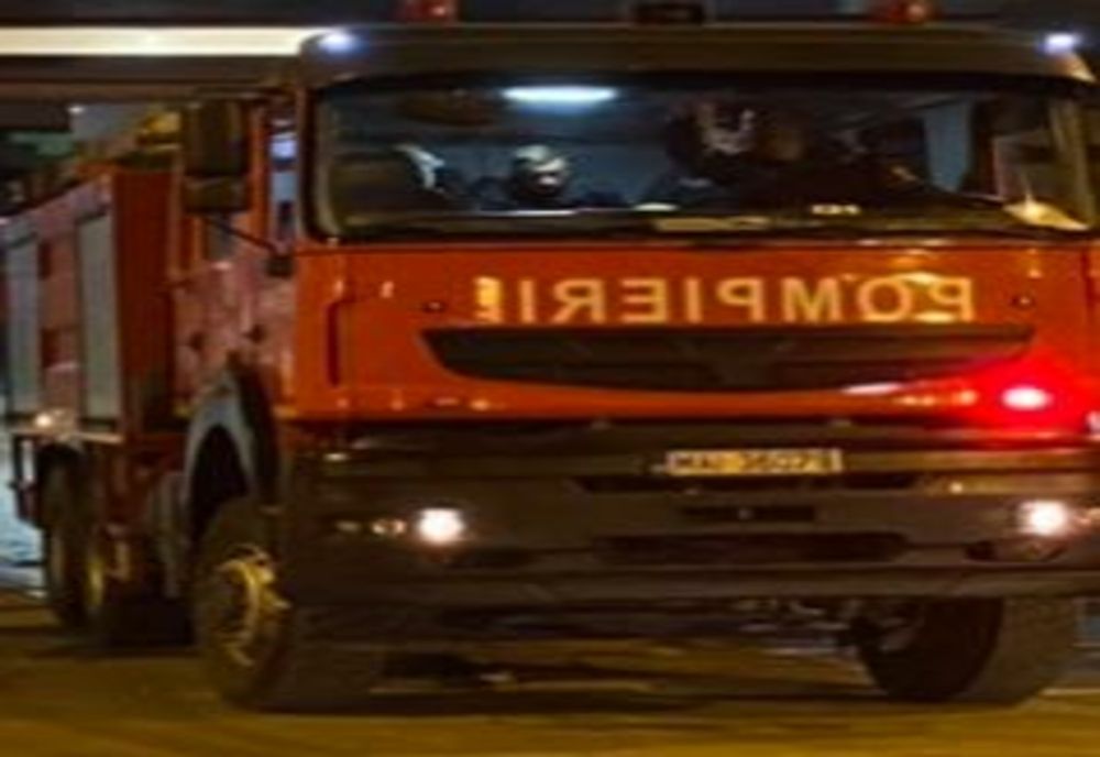 Gorj: Autoturism incendiat în curtea unui bărbat din Scoarţa