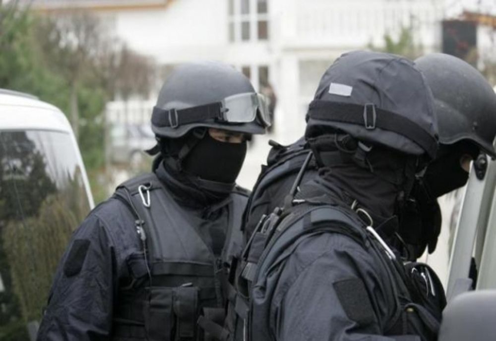 Două persoane reţinute, în urma unor percheziţii în Mehedinţi şi Gorj