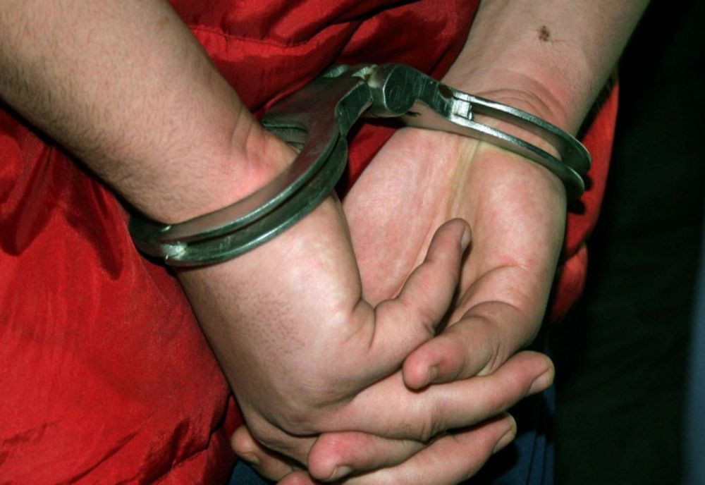 Un bărbat din Târgu Jiu i-a distrus soţiei cartea de identitate şi a încălcat ordinul de protecţie. Poliţiştii l-au reţinut