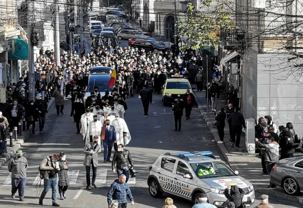 VIDEO. Sute de persoane l-au condus pe ultimul drum pe Petrică Mîţu Stoian