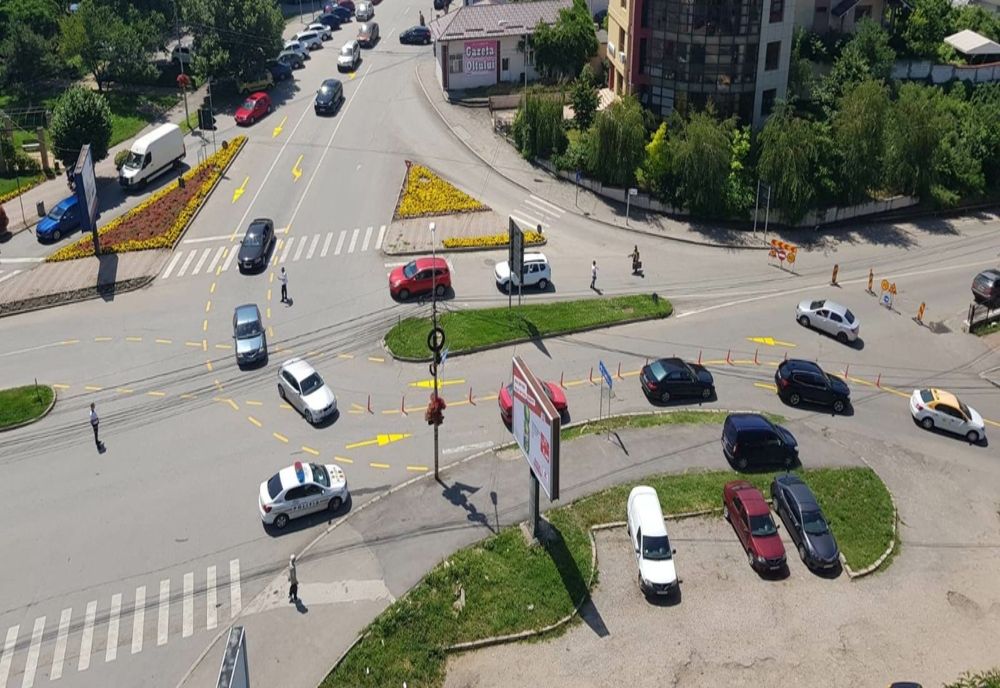 Panouri publicitare și construcții în curbe și intersecții, INTERZISE prin lege