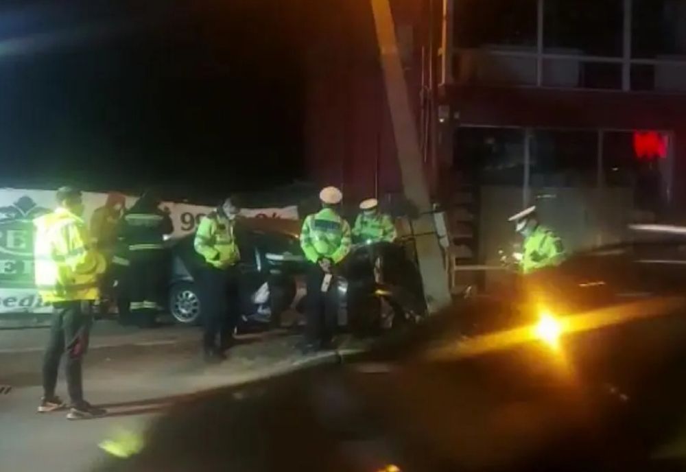 Stâlp de electricitate rupt de o mașină