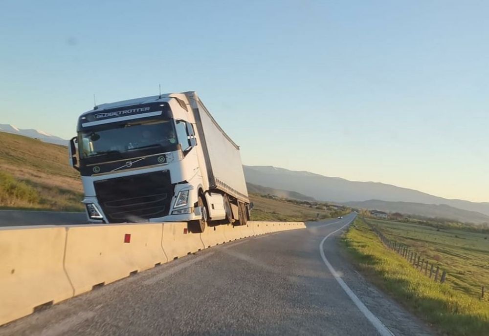 TIR rămas suspendat pe un parapet, pe un drum din Gorj
