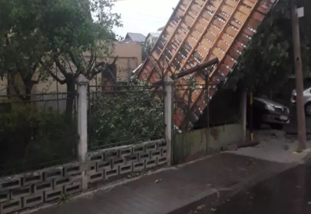 O furtună de proporții a făcut PRĂPĂD în mai multe județe din țară: inundații, copaci doborâți de vânt și oameni fără curent - VIDEO