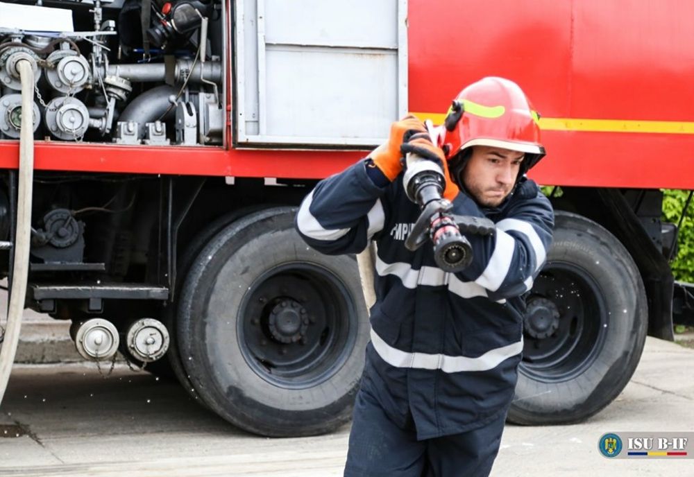 O fabrică de lemne din Gorj, cuprinsă de un incendiu